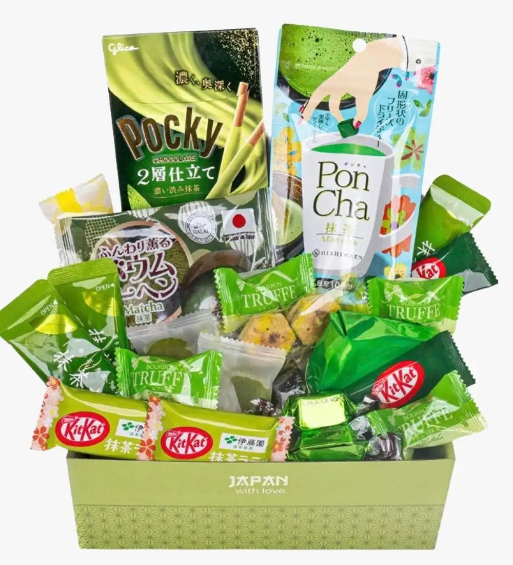 Panier-cadeau vert sur le thème du matcha, rempli de snacks et de gourmandises japonaises variés.