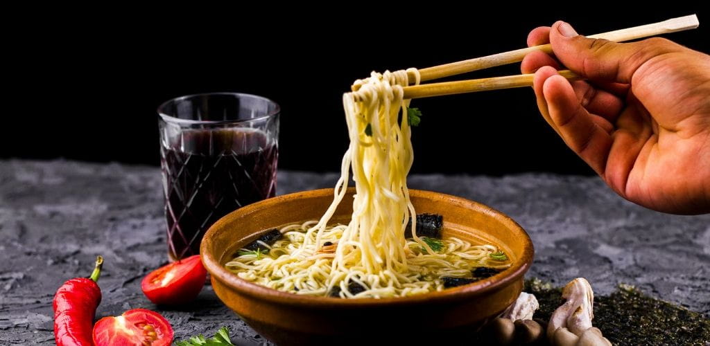 manger avec baguettes japonaises