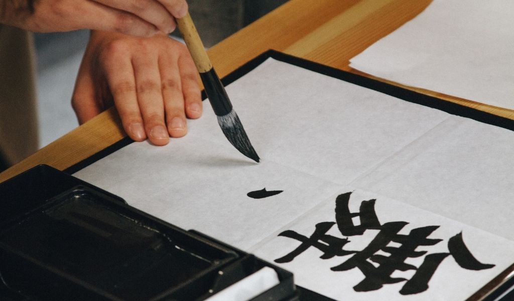 calligraphie japonaise avec pinceau