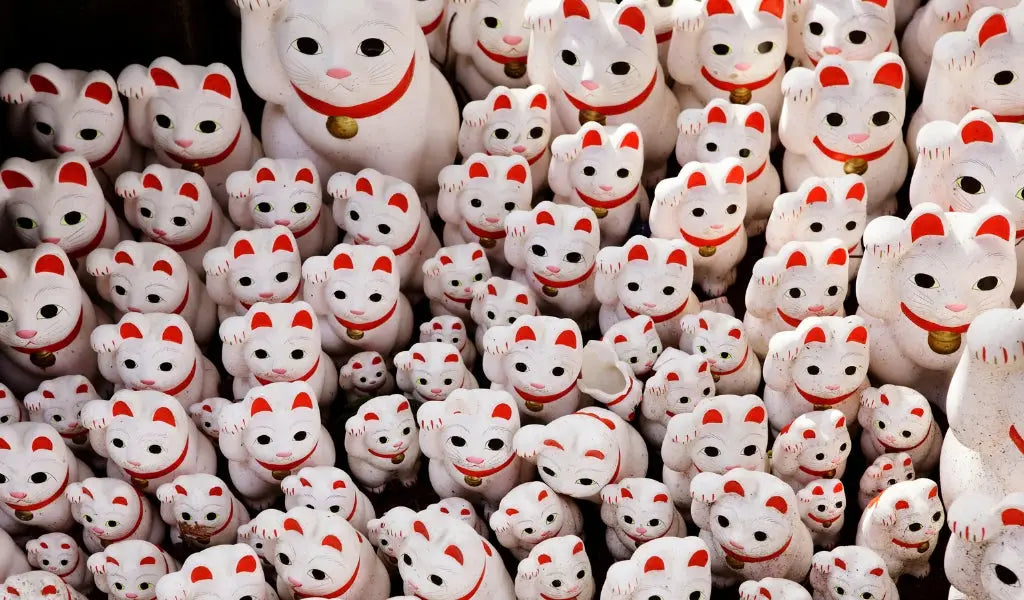 statuettes maneki neko au temple