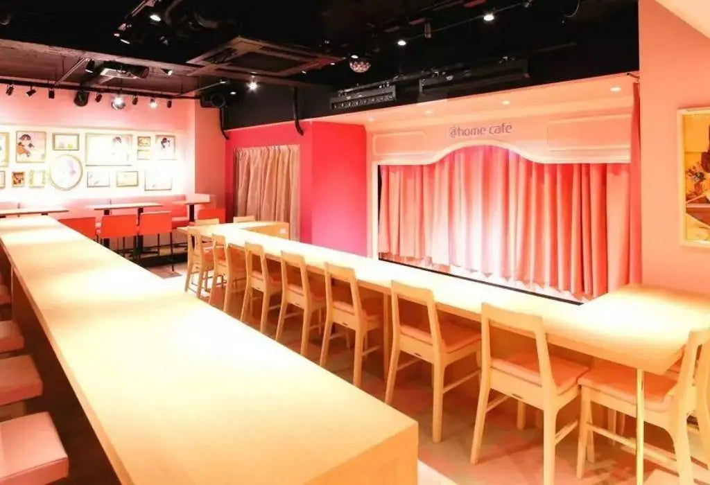 Intérieur d'un Maid café de la chaîne @HomeCafe