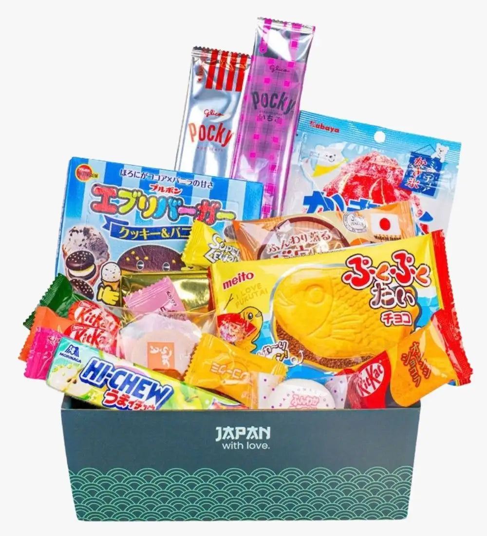 Un assortiment dynamique de snacks japonais dans un emballage coloré, incluant des bâtonnets Pocky et une barre de chocolat en forme de poisson jaune.