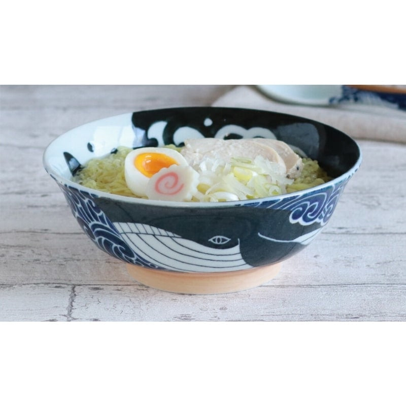 Bols japonais pour les nouilles les ramen ou la soupe avec maneki neko