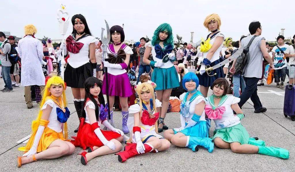 jeunes cosplayers déguisés