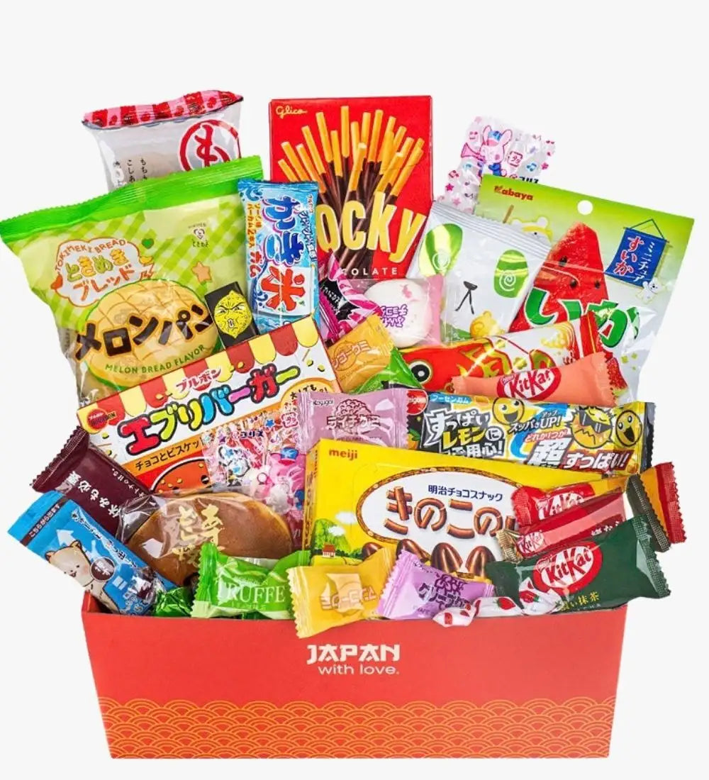 Panier-cadeau rouge rempli de collations japonaises et de bonbons colorés.