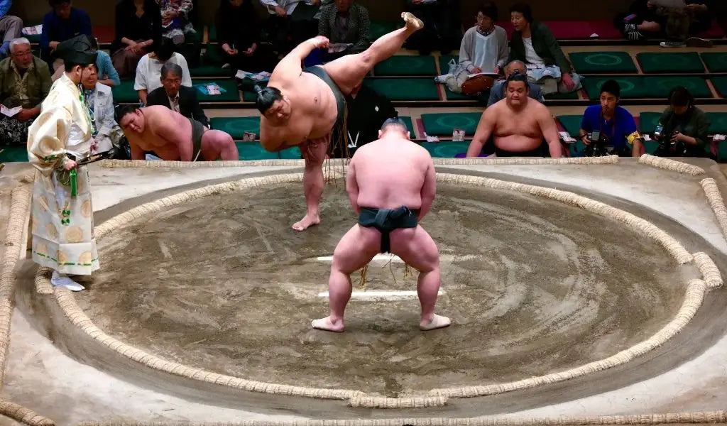 rituels avant un combat de lutte japonaise