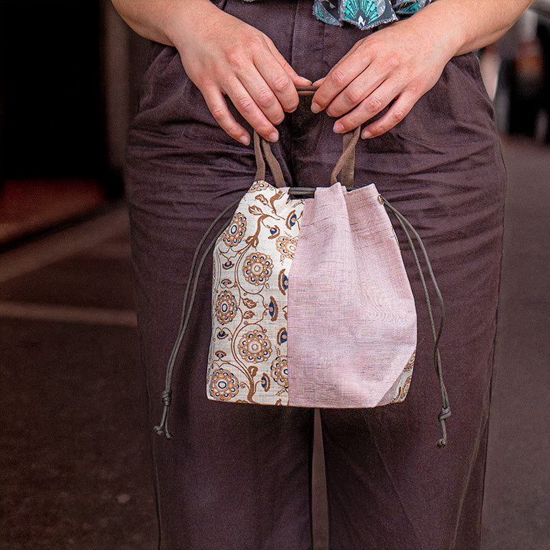 Sac Kinchaku Japonais en Lin Tissé Main Karakusa
